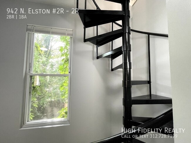 Building Photo - 942 N Elston Ave