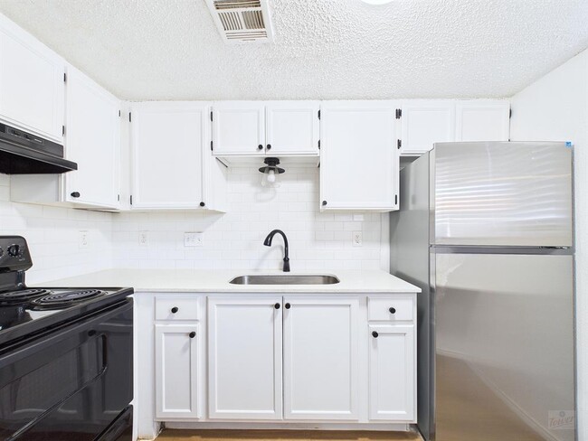 Foto del edificio - 2500 Burleson Rd