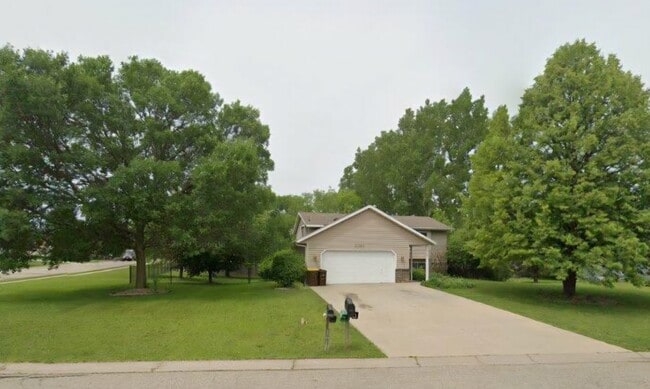 Building Photo - 13990 Yosemite Ave S