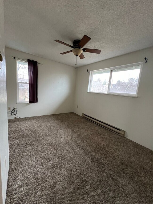 Foto del edificio - 2 Bedroom, 1.5 Bathroom - Upstairs/Downsta...