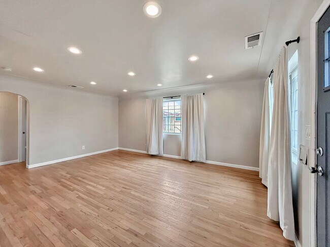 Foto del edificio - SLOAN'S LAKE: 2-BEDROOM UNIT WITH HIGH-END FINISHES