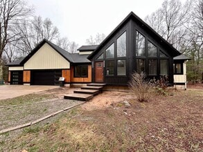 Building Photo - 1505 N Green Creek Rd
