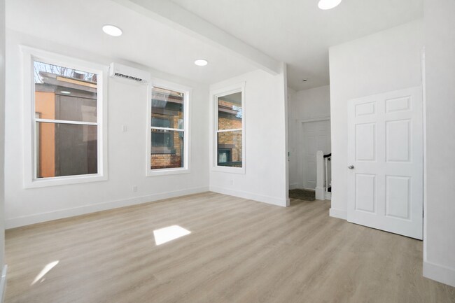 Foto del edificio - 2210 Eureka Ter