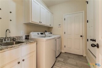 Building Photo - 8119 Green Hill Dr