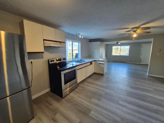 Building Photo - 6181 Palahi Rd