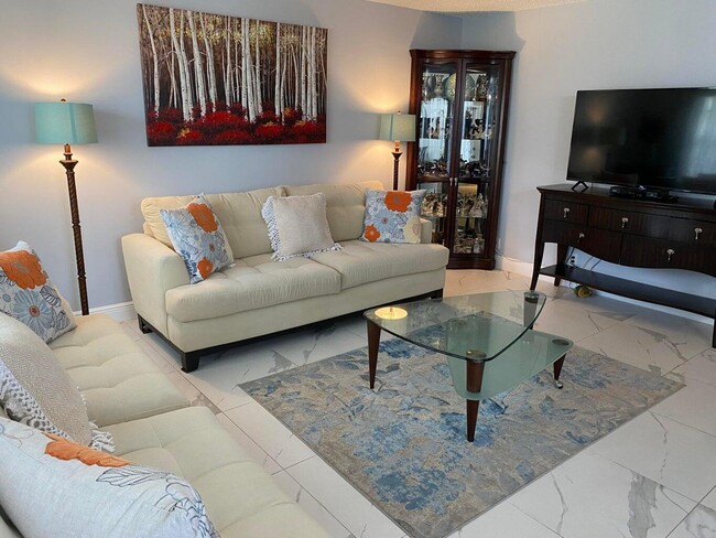 Foto del edificio - 579 Normandy Ln