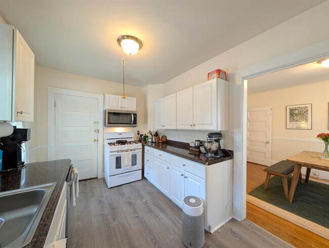 Foto del edificio - 14 Sanborn Ave