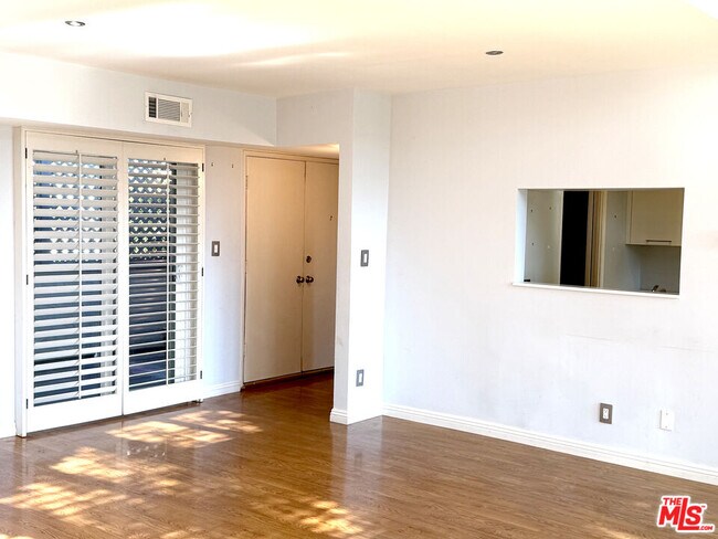 Foto del edificio - 10800 Holman Ave