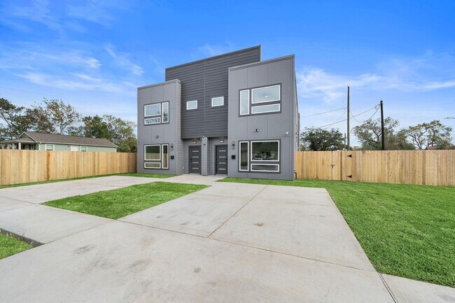 Foto del edificio - For Lease-Housing Vouchers Accepted | 3 Bed, 3 Bath | 1,515 Sq Ft | South Houston