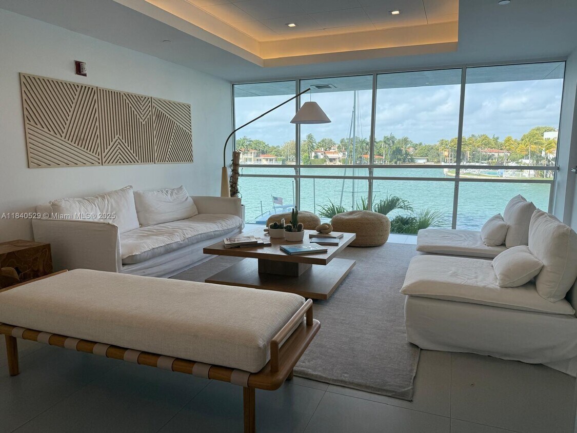 Primary Photo - 5900 Collins Ave