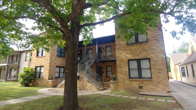 Building Photo - 209 E Rosewood Ave
