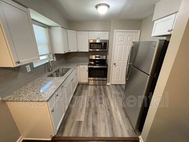 Building Photo - 706 NE Orchard St