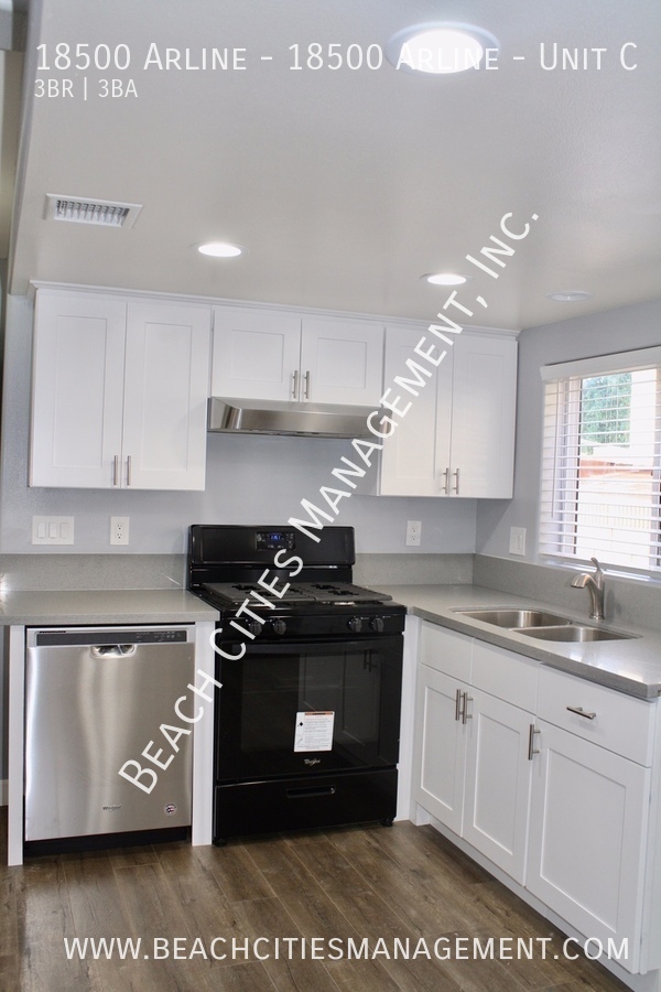 Building Photo - Completely Remodeled 3 Bed, 2 Bath Town Ho...