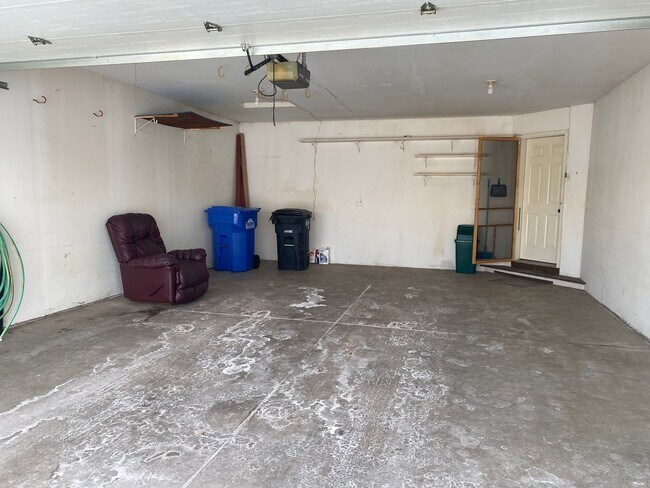 Building Photo - 3 bd/2 ba Twinhome available June 1st!