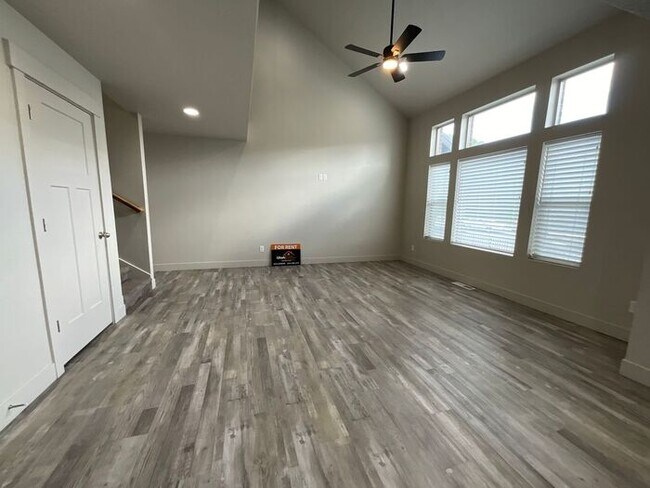 Building Photo - 3 bdrm 2 1/2 bath Townhome- Small Dog Frie...
