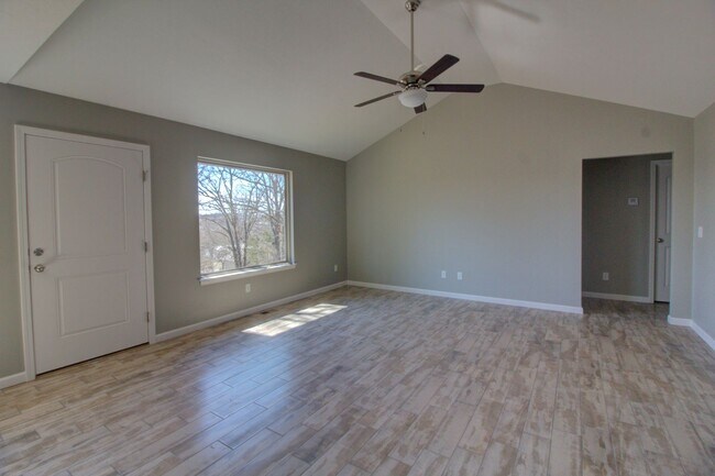 Building Photo - 3 Car Garage in Nixa!