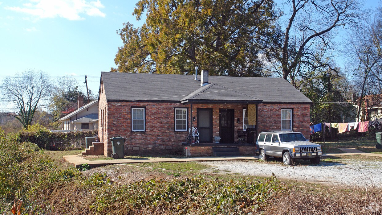 Building Photo - 111 Forest St