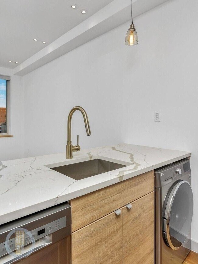 Foto del edificio - 675 E 32nd St