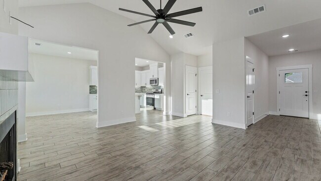 Building Photo - Modern 3BR Near Creekside Park