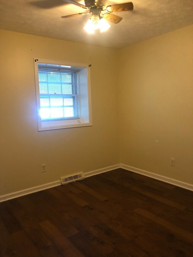 Foto del edificio - Three Bedroom Townhome near Peaks View Park, Fresh Market, 501 Expressway