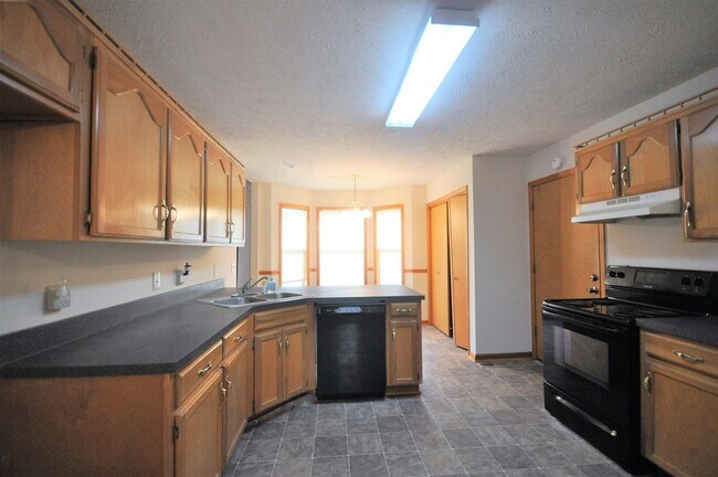 Building Photo - 5702 Hidden Creek