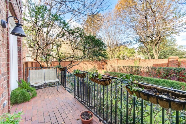 Foto del edificio - 6811 Staffordshire Blvd