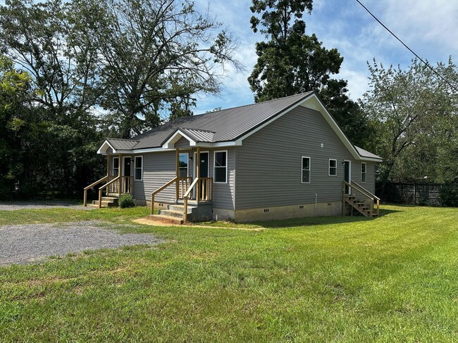 Building Photo - Beautifully Remodeled 2 Bedroom / 1 Bath D...