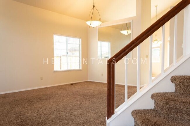 Foto del edificio - Charming 3-Bedroom Retreat with Cozy Fireplace in Tracy – Spacious Home with 2.5 Baths!