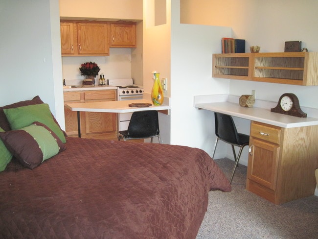 Meadowbrook Apartments - Lawrence, KS 