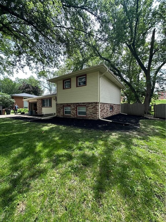 Building Photo - 221 Wedgewood Dr