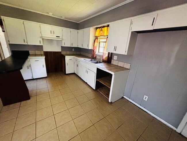 Foto del edificio - 3 Bedroom, 1 Bathroom House is Available Now!