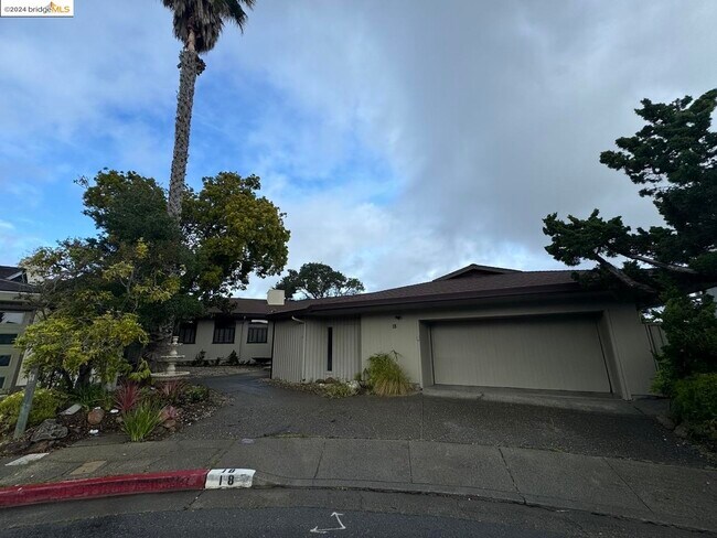 Building Photo - 18 Portofino Rd