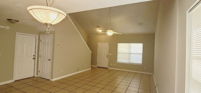 Building Photo - LOVELY 3/3 w/ Washer/Dryer, Vaulted Ceilin...