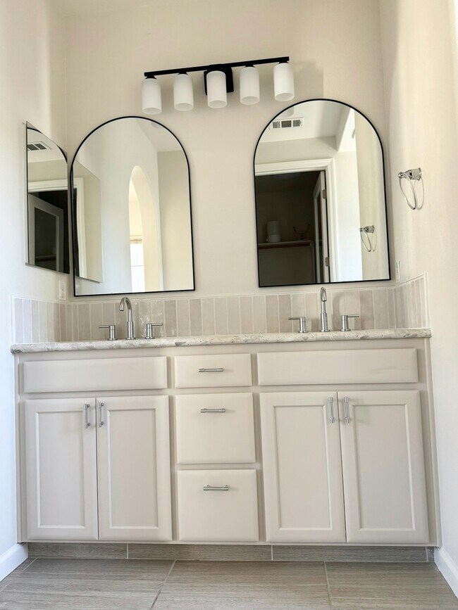 Foto del edificio - 2024 Tarragon Rose Ct