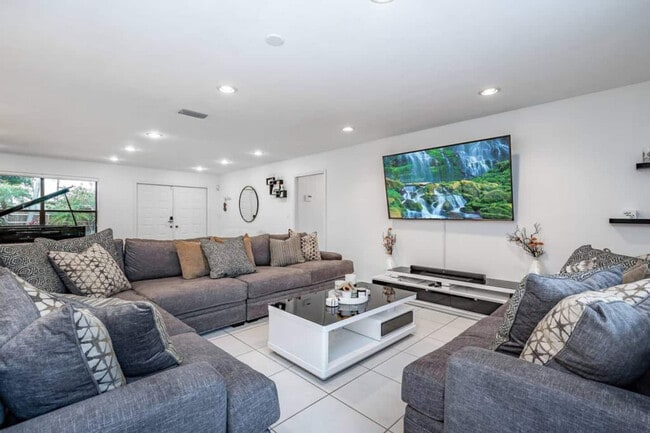 Building Photo - 830 SW 14th Ct