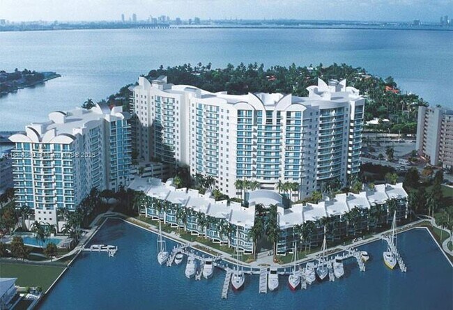 Foto del edificio - 7910 Harbor Island Dr