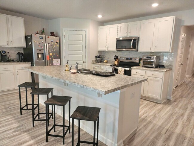 Foto del edificio - Almost Brand New 4 Bedroom, 2 Bath located...