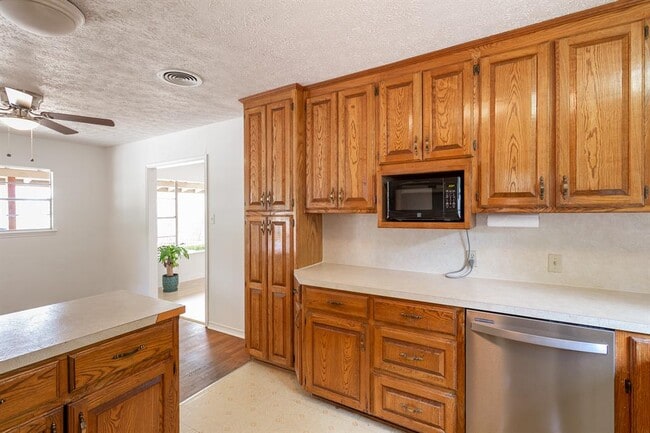 Building Photo - 2305 Westforest Dr