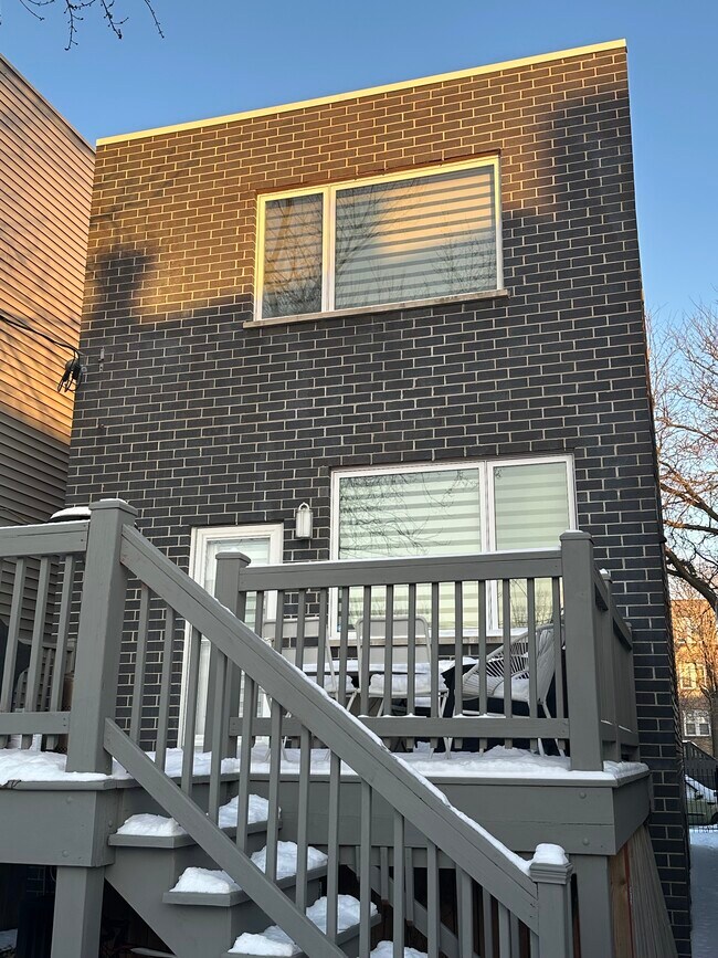 Foto del edificio - 2050 N Hamlin Ave