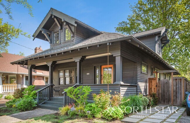 Foto del edificio - Beautifully Remodeled Classic Craftsman in Prime Portland Location