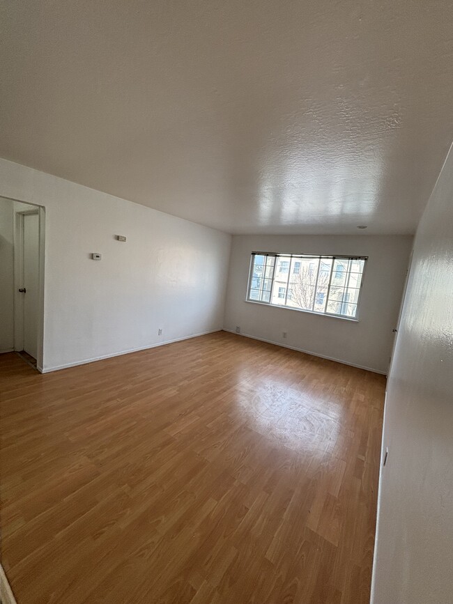 Spacious living room with hardwood floors - 3044 Market St