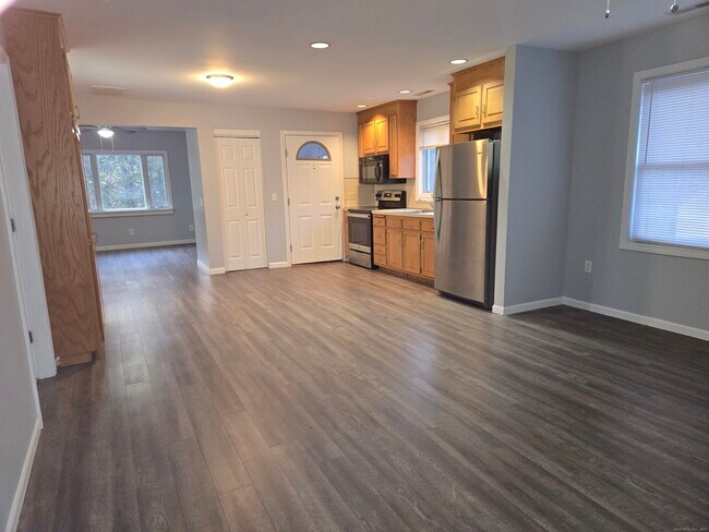 Foto del edificio - 329 Mohegan Rd