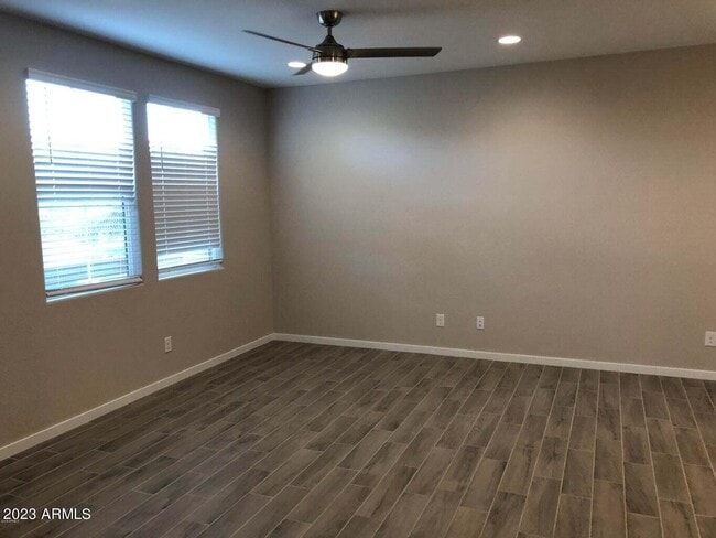 Foto del edificio - 594 W Westchester Ave