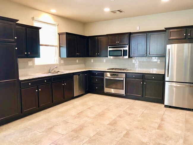 Building Photo - $2,250 Barstow & DeWolf 3 Bedroom - Commun...