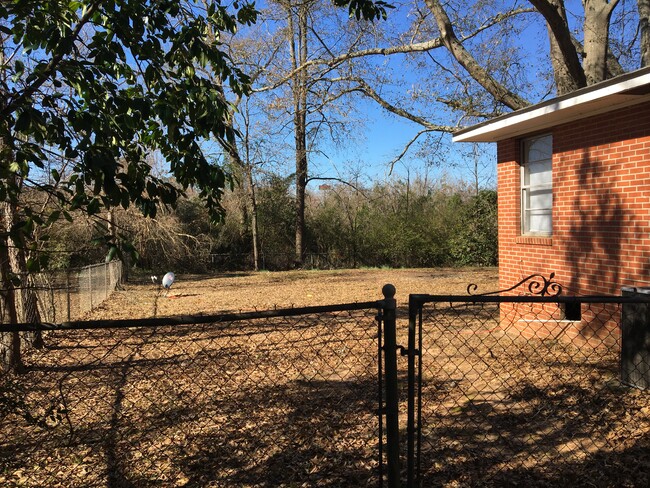 Building Photo - 1208 Fairfield Dr