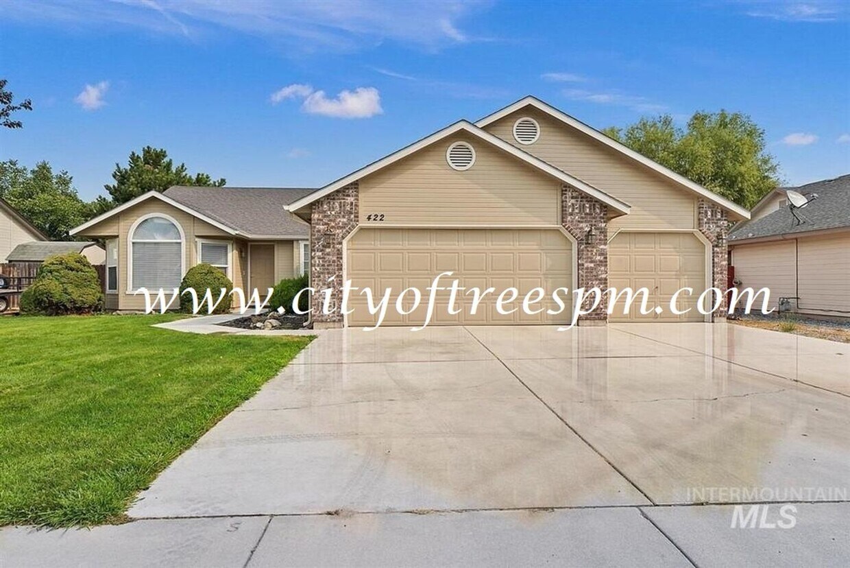 Foto principal - Fantastic 4 bed 2 Bath, 3 Car Garage with ...