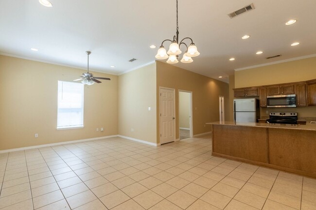 Building Photo - Cute 3 Bedroom home
