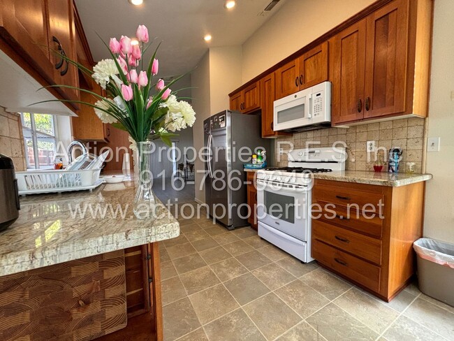 Foto del edificio - Updated 3 Bed, 2 Bath Home - Solar - Close...