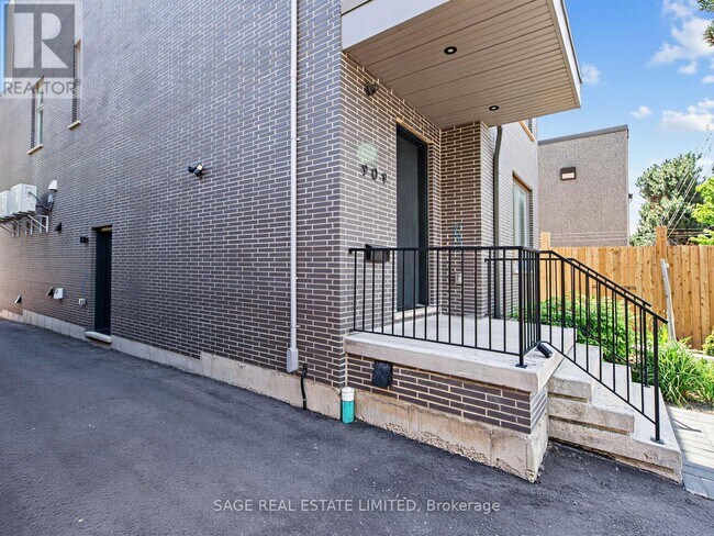 Building Photo - 909 Castlefield Ave