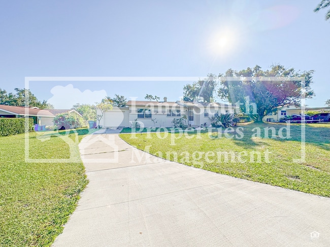 Building Photo - 3 Bed 1.5 Bath Home - Spacious Fenced in Back yard!